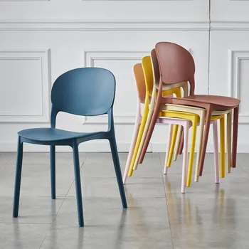 Paksenenud plastikust tooli seljatoe täiskasvanud lihtne söögilaud plastikust tool kaasaegne minimalistlik laua väljaheites leibkonna Põhjamaade tool.